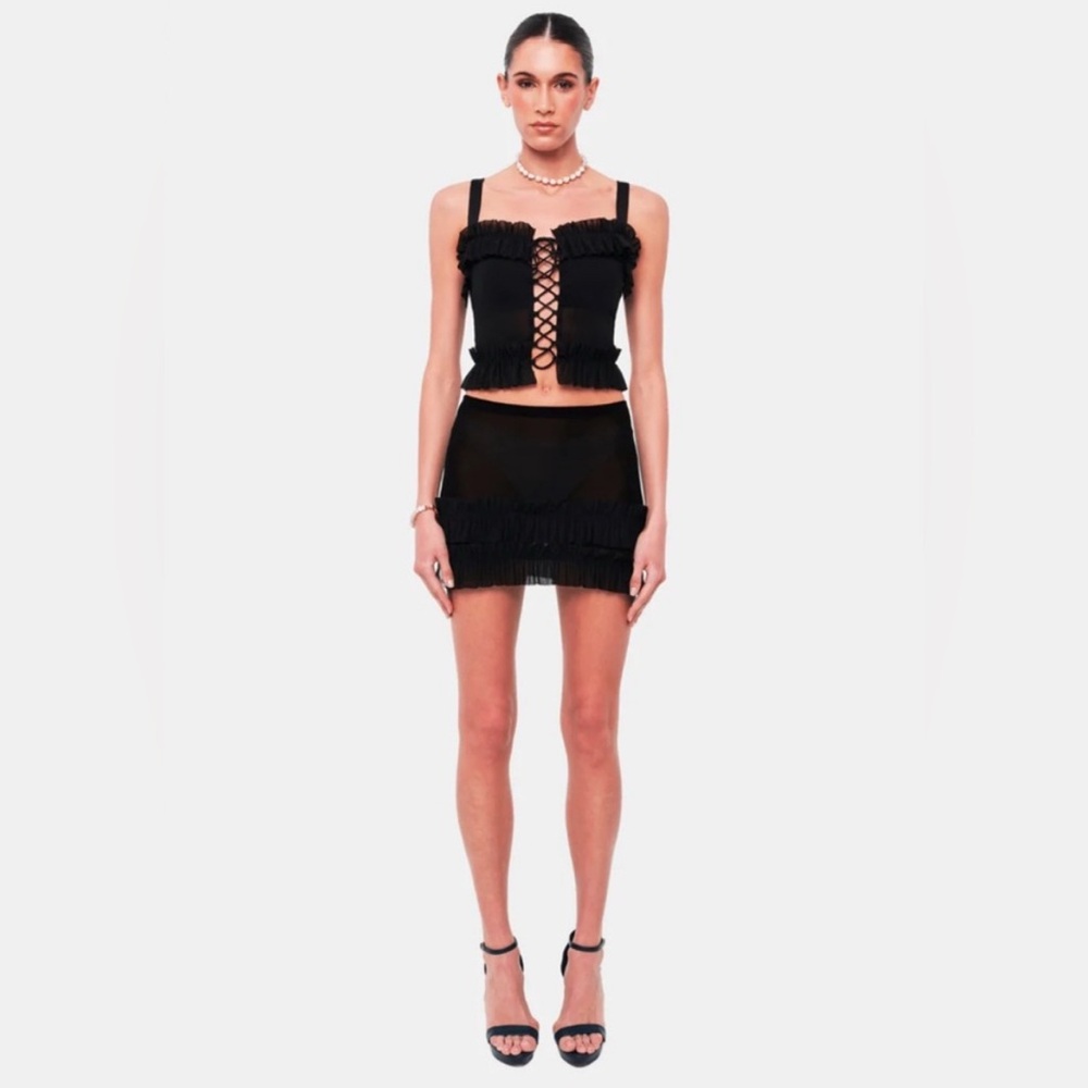 NWOT OW Collection Clare Mini Skirt in Black
Size Large